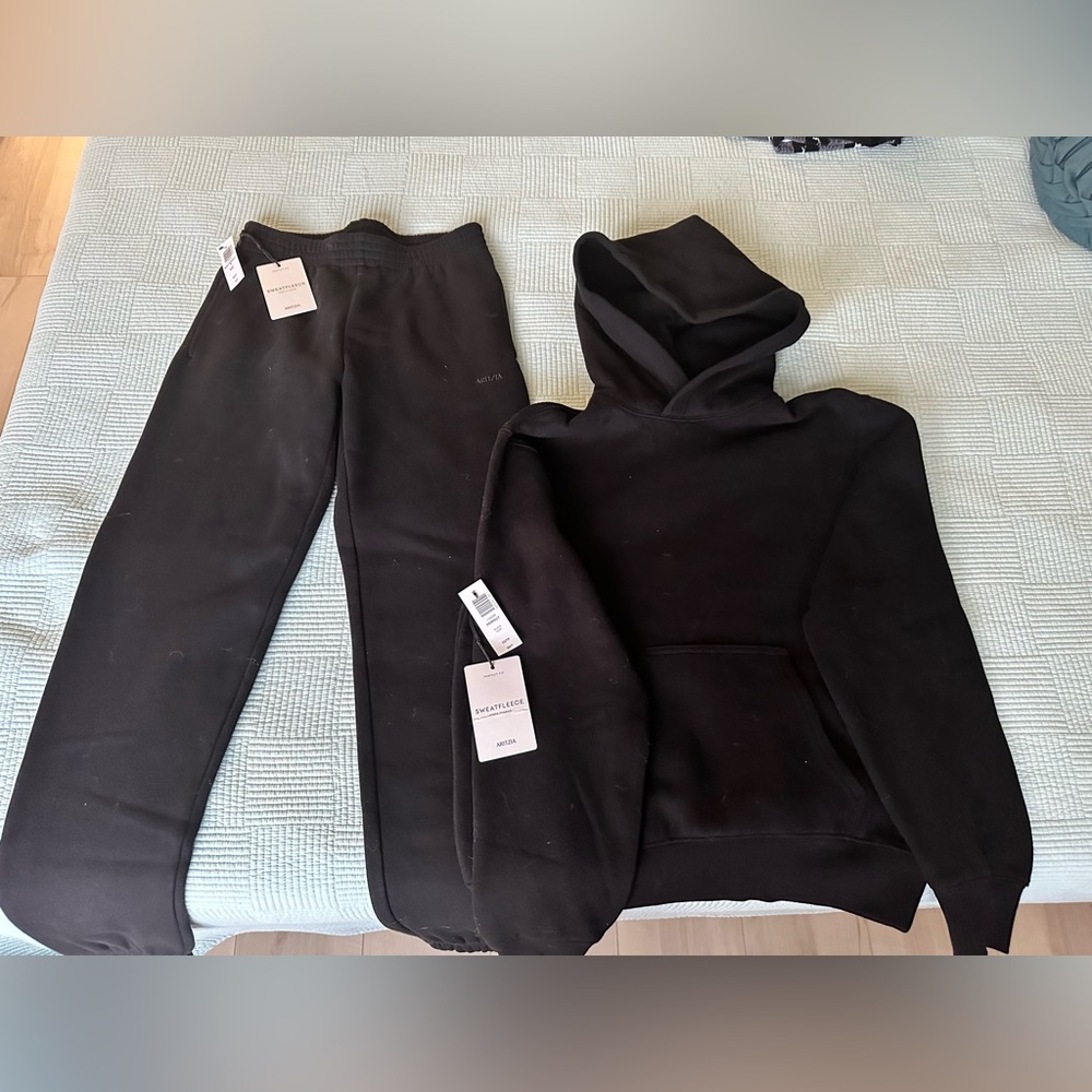 Aritzia Brand Jogging Suit - Picture 1 of 3